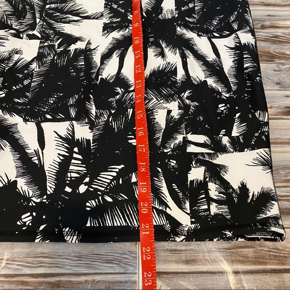 Fabletics Cora Tropical Printed Compression Penci… - image 8